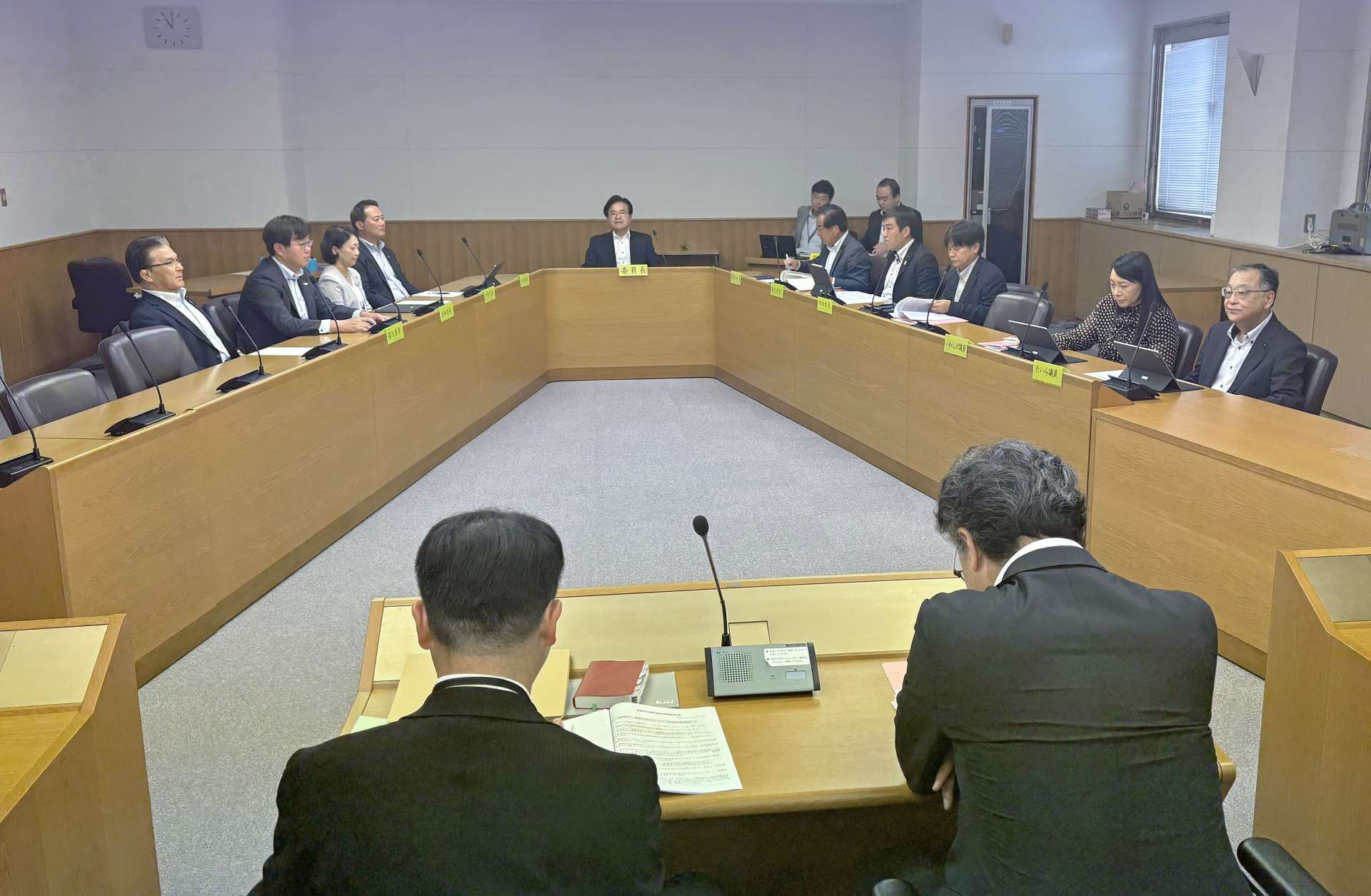 協議に臨む議員定数等検討委員会の委員＝３日、鹿児島県議会