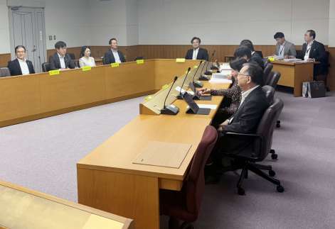 協議に臨む議員定数等検討委員会の委員＝３日、鹿児島県議会
