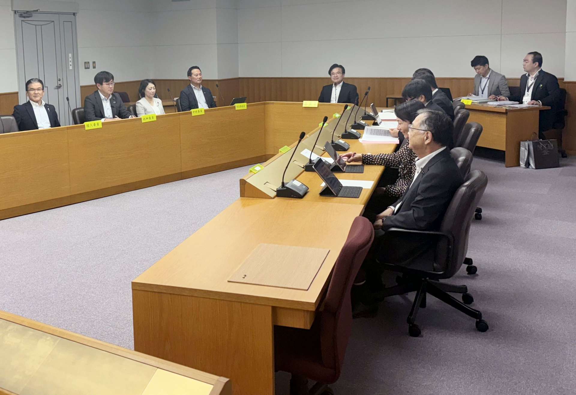 協議に臨む議員定数等検討委員会の委員＝３日、鹿児島県議会