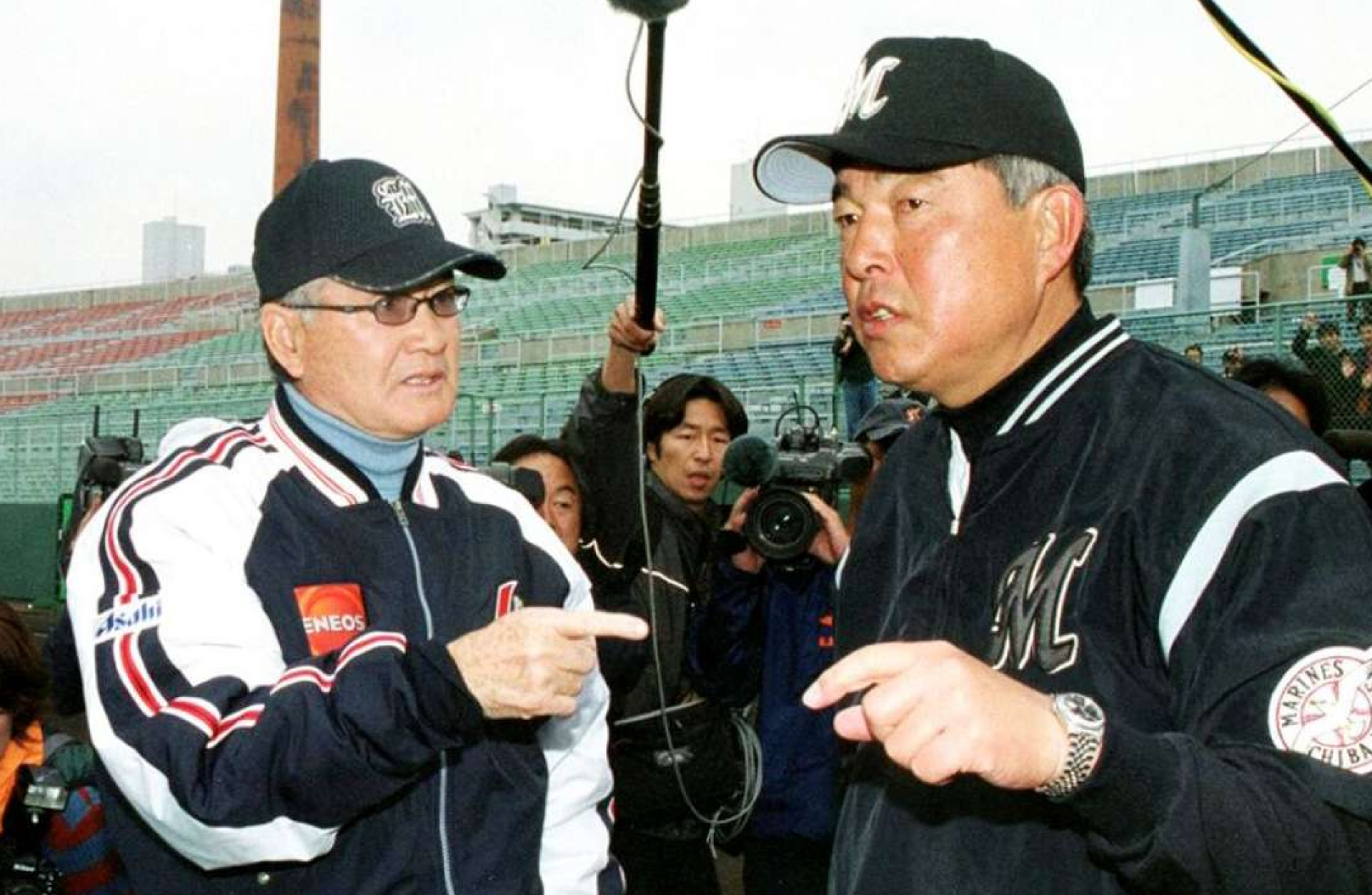 県立鴨池球場（現・平和リース球場）で、報道陣に囲まれる日本代表監督の長嶋茂雄さん（左）＝２００３年２月２６日、鹿児島市