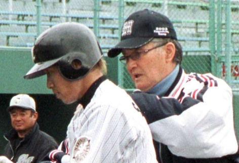 〈資料写真〉ロッテキャンプでサブロー（中央）を指導する長嶋茂雄さん（右）＝２００３年２月、鹿児島市の県立鴨池野球場（現・平和リース球場）