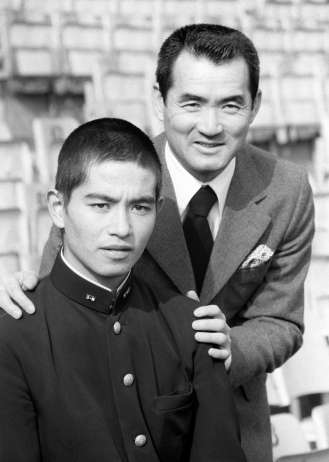 〈２人とも若い…〉巨人入団が決まり、長嶋茂雄監督（右）と写真に納まる定岡正二さん＝１９７４（昭和４９）年１２月、後楽園球場