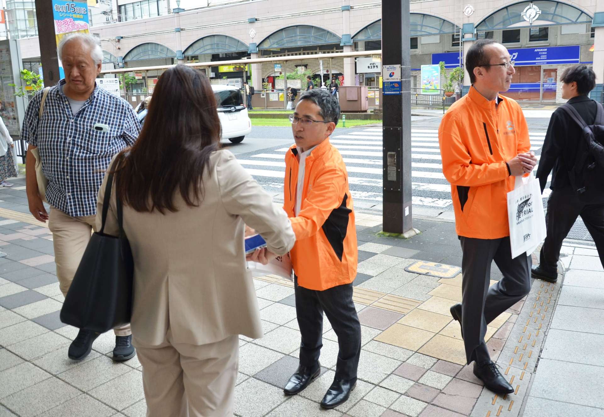 街頭で再審制度見直しを訴える弁護士＝３日、鹿児島市東千石町