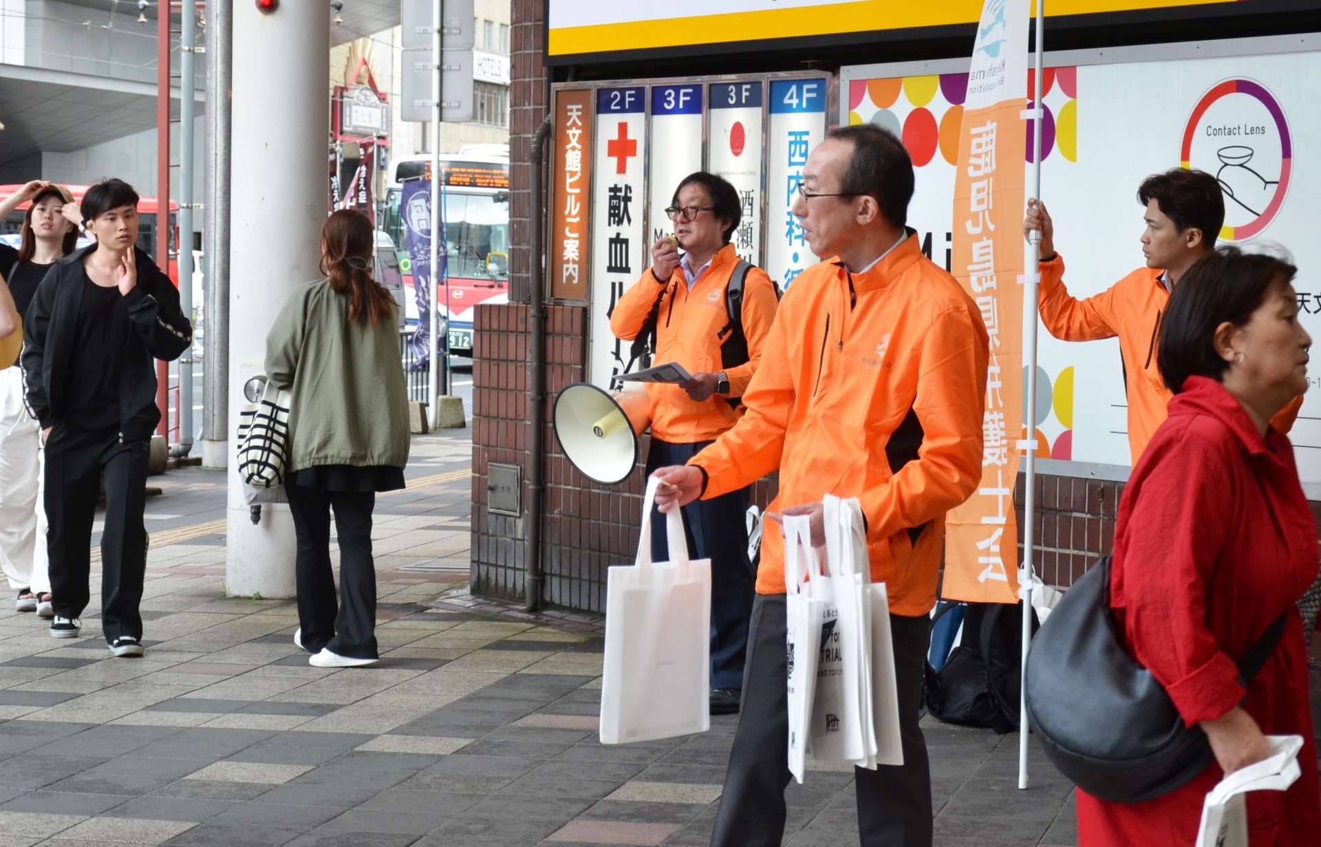 街頭で再審制度見直しを訴える弁護士＝３日、鹿児島市東千石町
