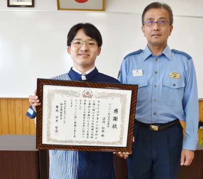 〈関連〉署長感謝状を受けた浮辺和弥さん（左）＝姶良警察署