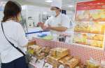 パンを吟味する来場客＝４日、鹿児島市の山形屋