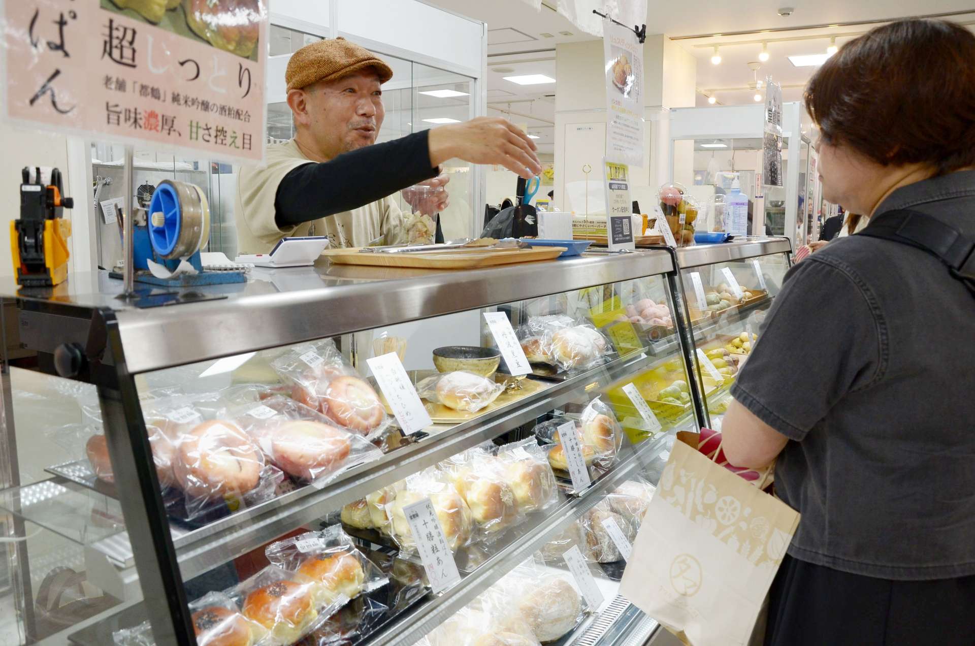パンを吟味する来場客＝４日、鹿児島市の山形屋
