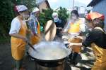 炊き出し訓練で豚汁を作る住民＝５月３１日、屋久島町春牧