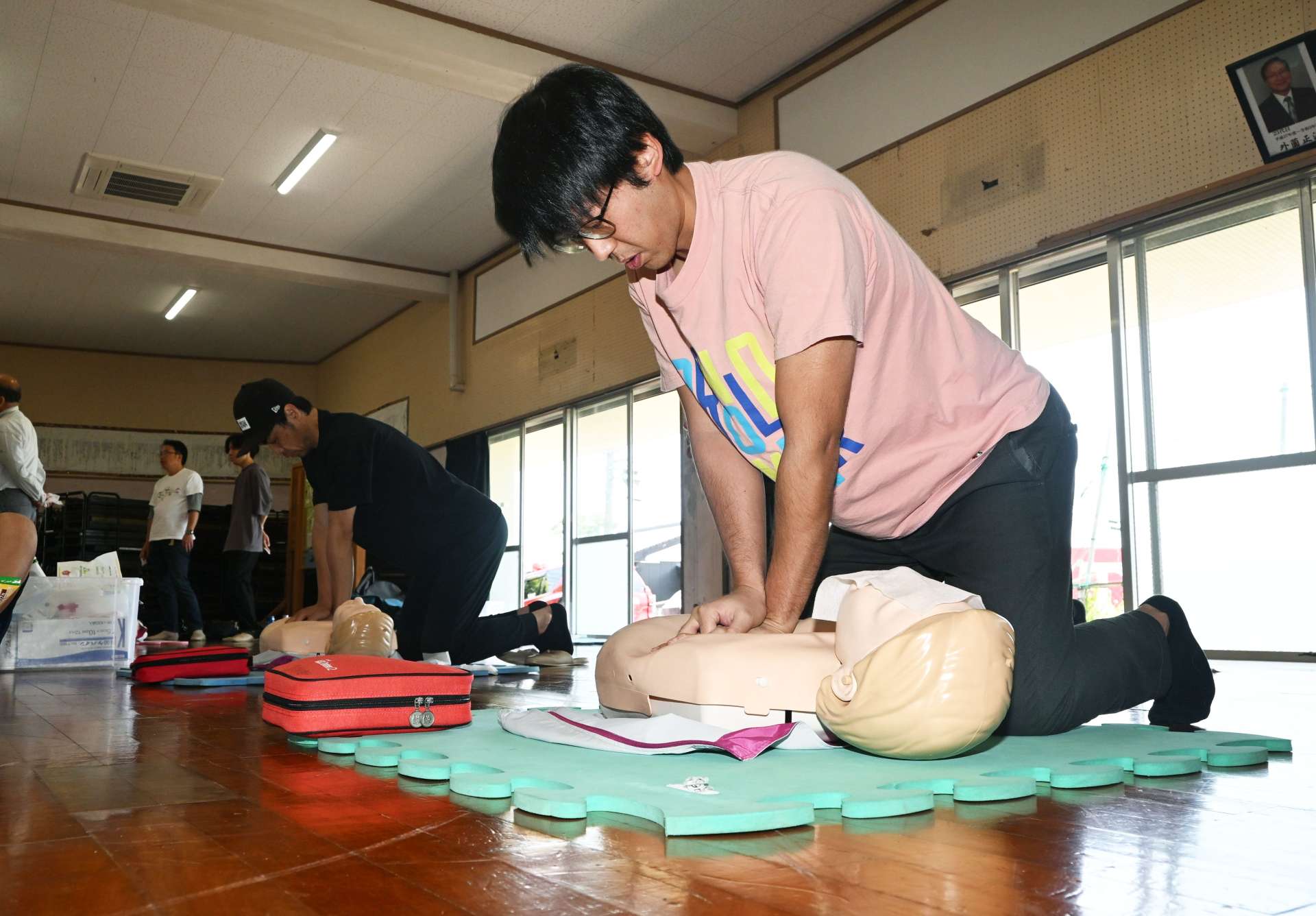 心肺蘇生訓練をする住民＝５月３１日、屋久島町春牧