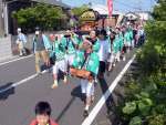 みこしを担ぎ、集落を練り歩く参加者＝５月３１日、指宿市開聞川尻