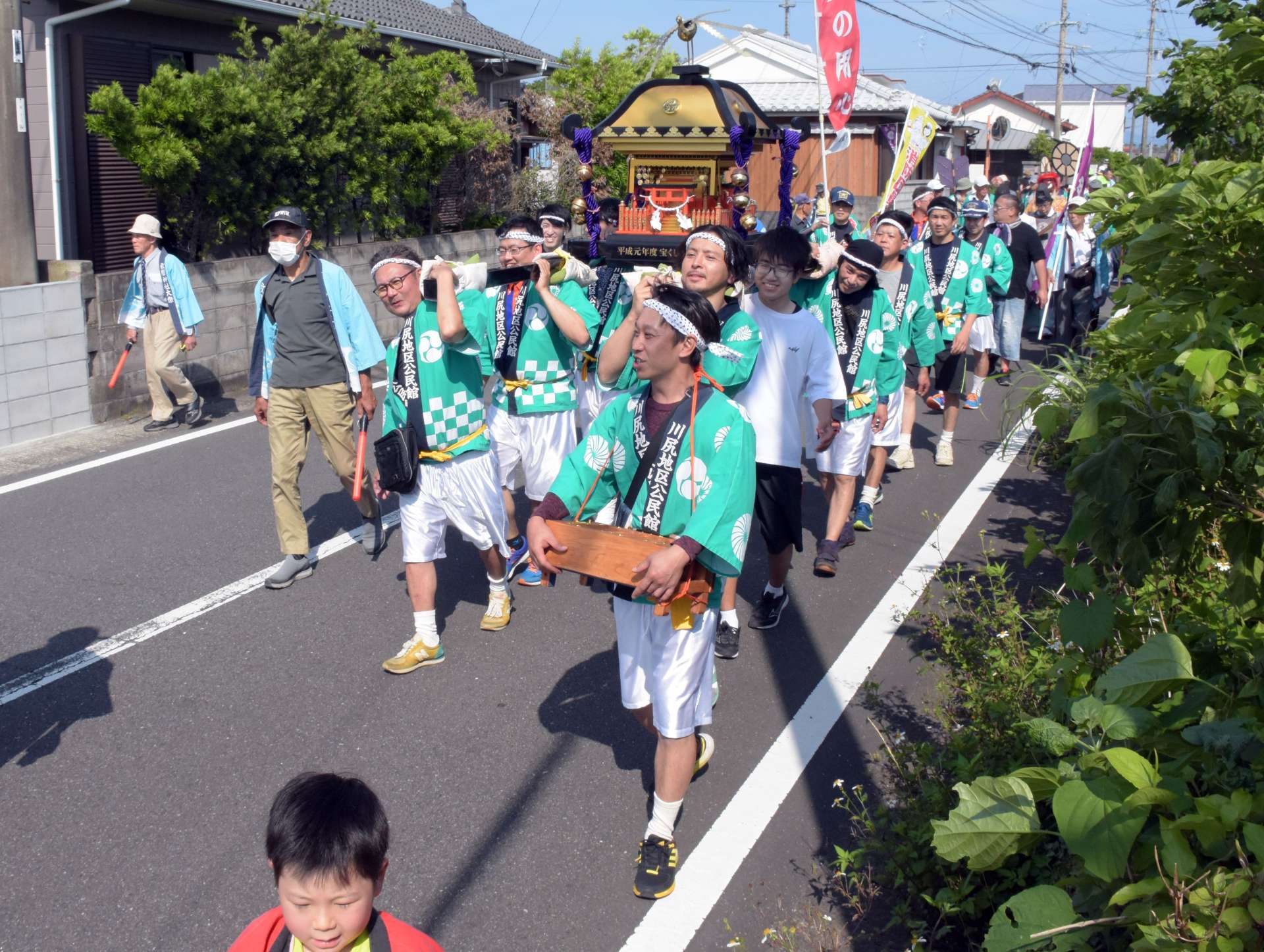みこしを担ぎ、集落を練り歩く参加者＝５月３１日、指宿市開聞川尻