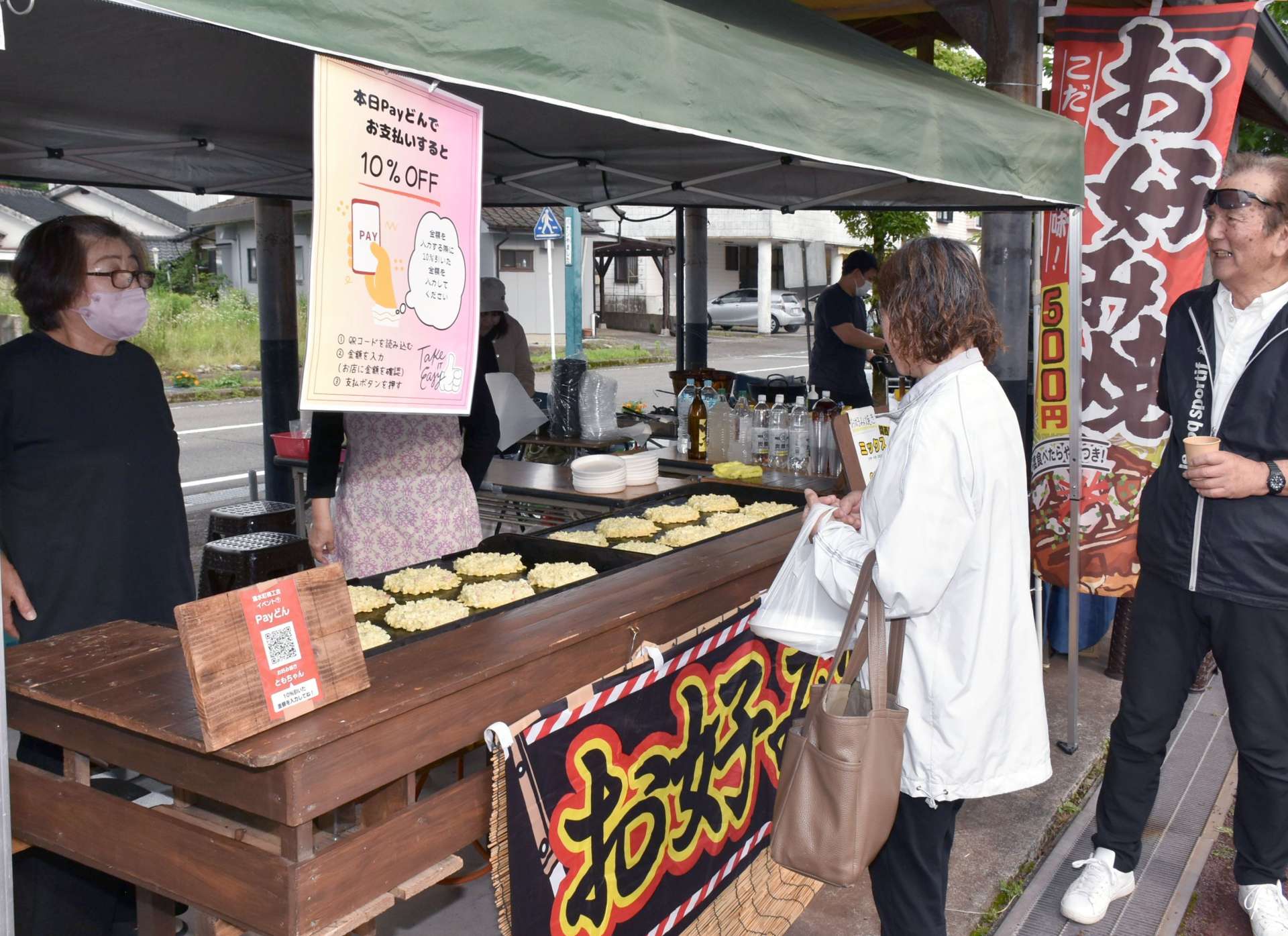 初めてキャッシュレスを導入し、「Ｐａｙどん」で支払うと１０％引きにした屋台村＝５月３０日、湧水町のＪＲ吉松駅周辺