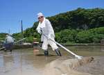 田植えに備え、代かきに精を出す農家＝４日、鹿児島市岡之原町