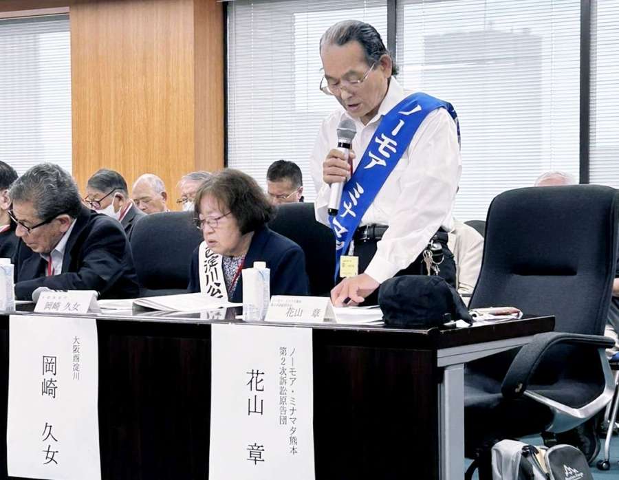 浅尾慶一郎環境相に被害を訴える花山章さん＝４日、環境省
