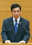 提案理由を説明する塩田康一知事＝４日、県議会