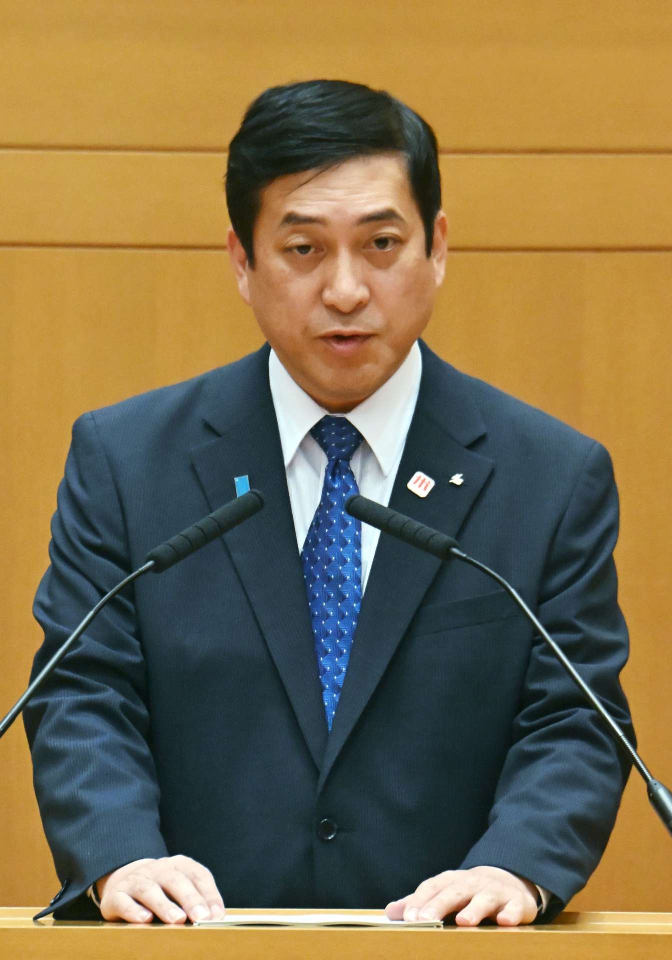 提案理由を説明する塩田康一知事＝４日、県議会