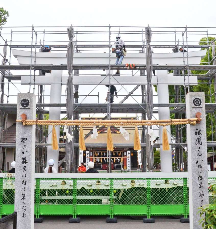八坂神社で再建が進む大鳥居＝鹿児島市清水町の同神社