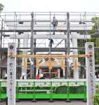 八坂神社で再建が進む大鳥居＝鹿児島市清水町の同神社
