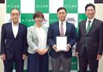 鹿児島市と立地協定を結んだ坂之上製茶の坂之上勝利社長（右から２人目）ら＝同市役所