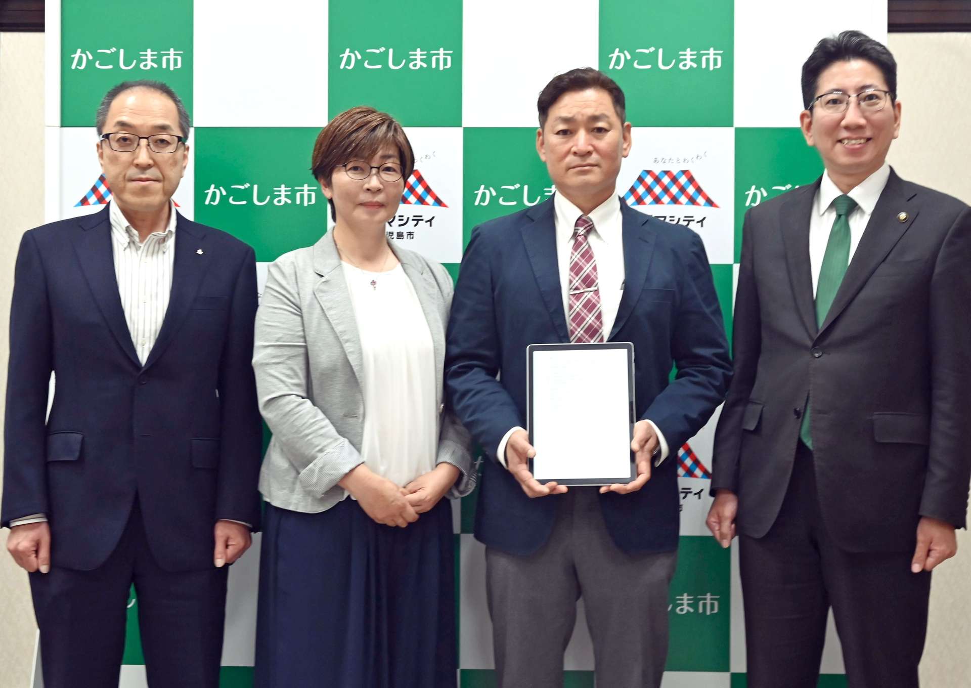 鹿児島市と立地協定を結んだ坂之上製茶の坂之上勝利社長（右から２人目）ら＝同市役所