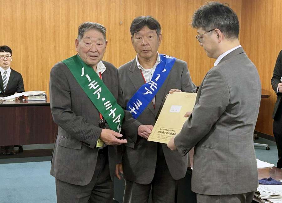要求書を手渡す水俣病被害者・弁護団体＝５日、環境省