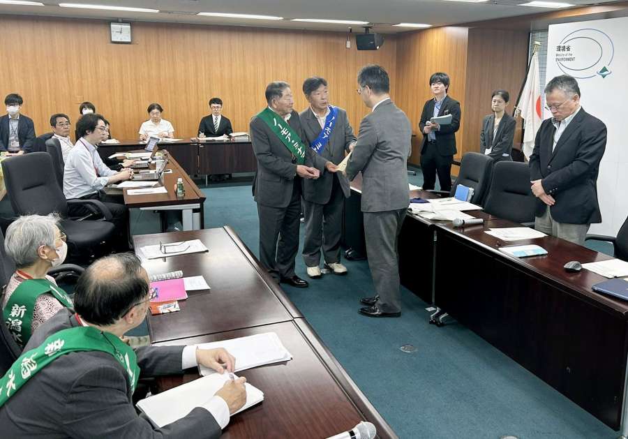 要求書を手渡す水俣病被害者・弁護団体＝５日、環境省