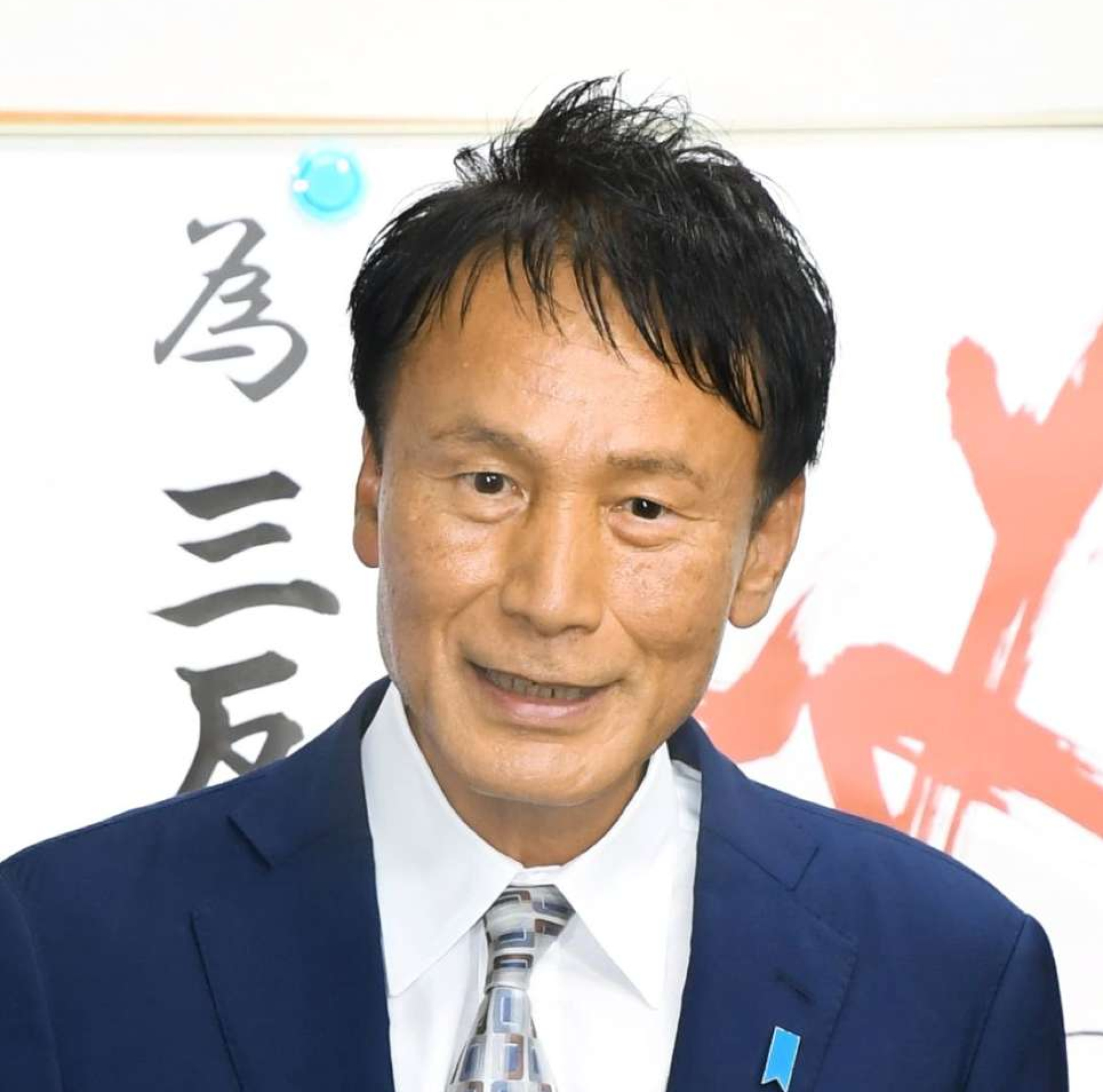 ２０２４年１０月の衆院選で当選確実となり喜びを語る三反園訓氏＝鹿児島市谷山中央３丁目