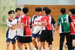 ハンドボールの決勝リーグで健闘をたたえ合う選手＝吉田文化体育センター