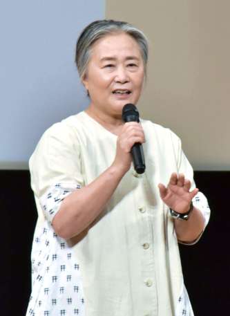 俳句作りの魅力を語る夏井いつきさん＝長島町文化ホール
