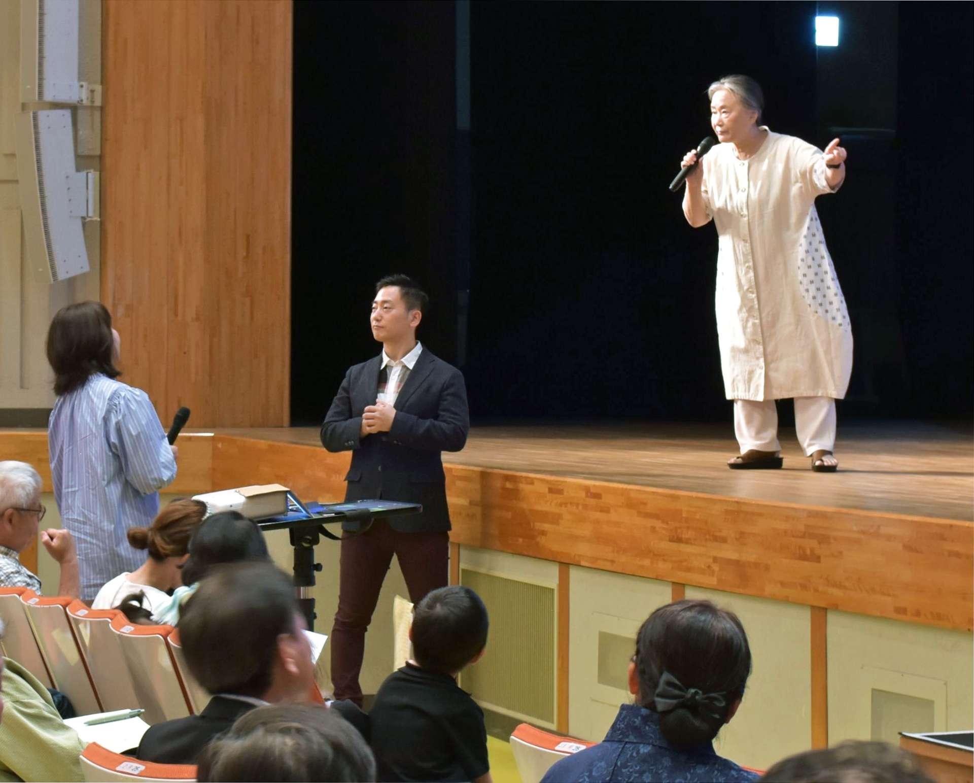 客席と掛け合いながら俳句作りをレクチャーする夏井いつきさん＝長島町文化ホール
