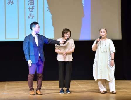 最優秀に選ばれた浜田孝子さん（中央）の作品を解説する夏井いつきさん（右）＝長島町文化ホール