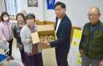 堆肥「よかんど」で育てたジャガイモを贈る丸山明紀社長【預Ｓ注意】（中央）【預Ｅ注意】＝日置市伊集院の丸山喜之助商店