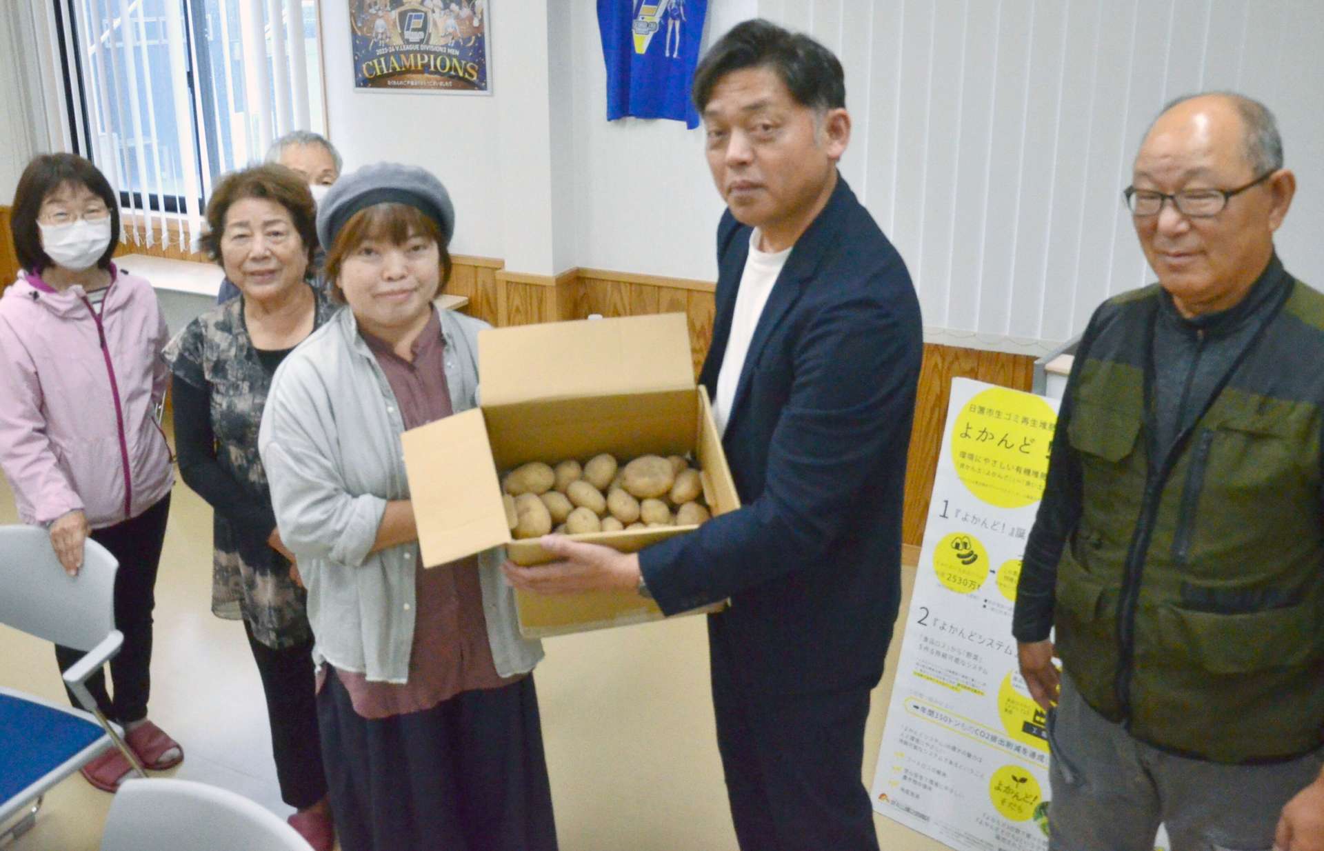 堆肥「よかんど」で育てたジャガイモを贈る丸山明紀社長【預Ｓ注意】（中央）【預Ｅ注意】＝日置市伊集院の丸山喜之助商店