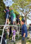 緑門作りに励む春山友の会のメンバーら＝鹿児島市の春山小学校