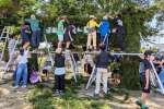 緑門作りに励む春山友の会のメンバーら＝５月３１日、鹿児島市の春山小学校