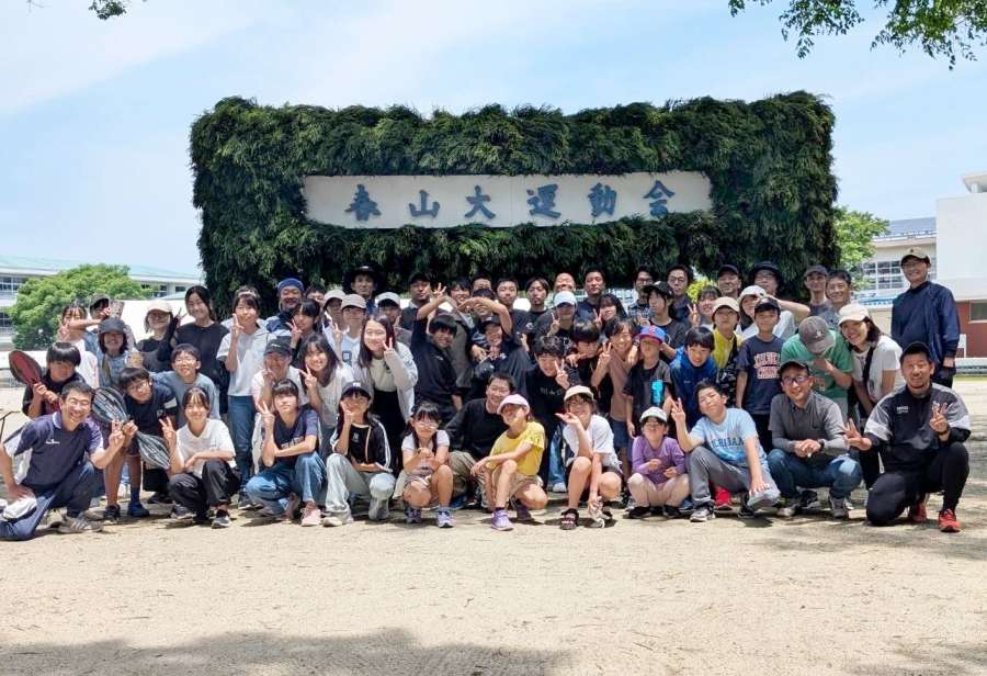 緑門作りに励んだ春山友の会のメンバーら＝５月３１日、鹿児島市の春山小学校