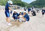 海岸のごみを拾う中学生＝６日、鹿児島市の磯海水浴場