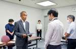八重山風力発電計画で風車の配置変更を求める市民団体のメンバー（左）＝６日、県庁