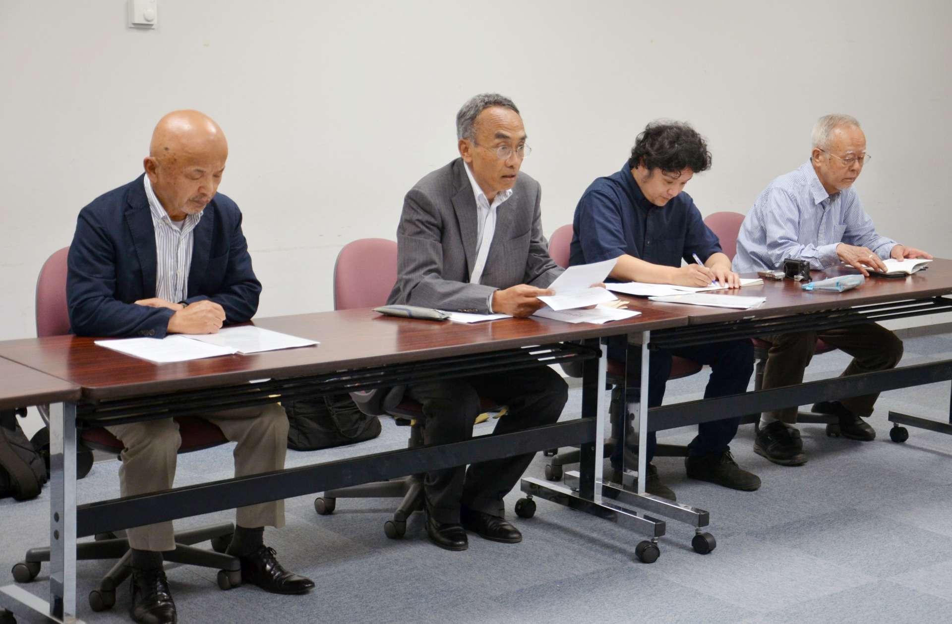 八重山風力発電計画の風車の配置変更を求める市民団体のメンバー＝６日、県庁