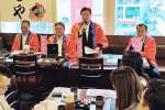 地元の特産品をＰＲする薩摩川内市の田中良二市長（右から２人目）ら＝香港（薩摩國広域輸出促進協議会提供）