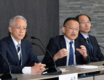 会見する鹿児島大学の石塚賢治教授（右から２人目）ら研究メンバー＝６日、鹿児島市の鹿児島大学病院