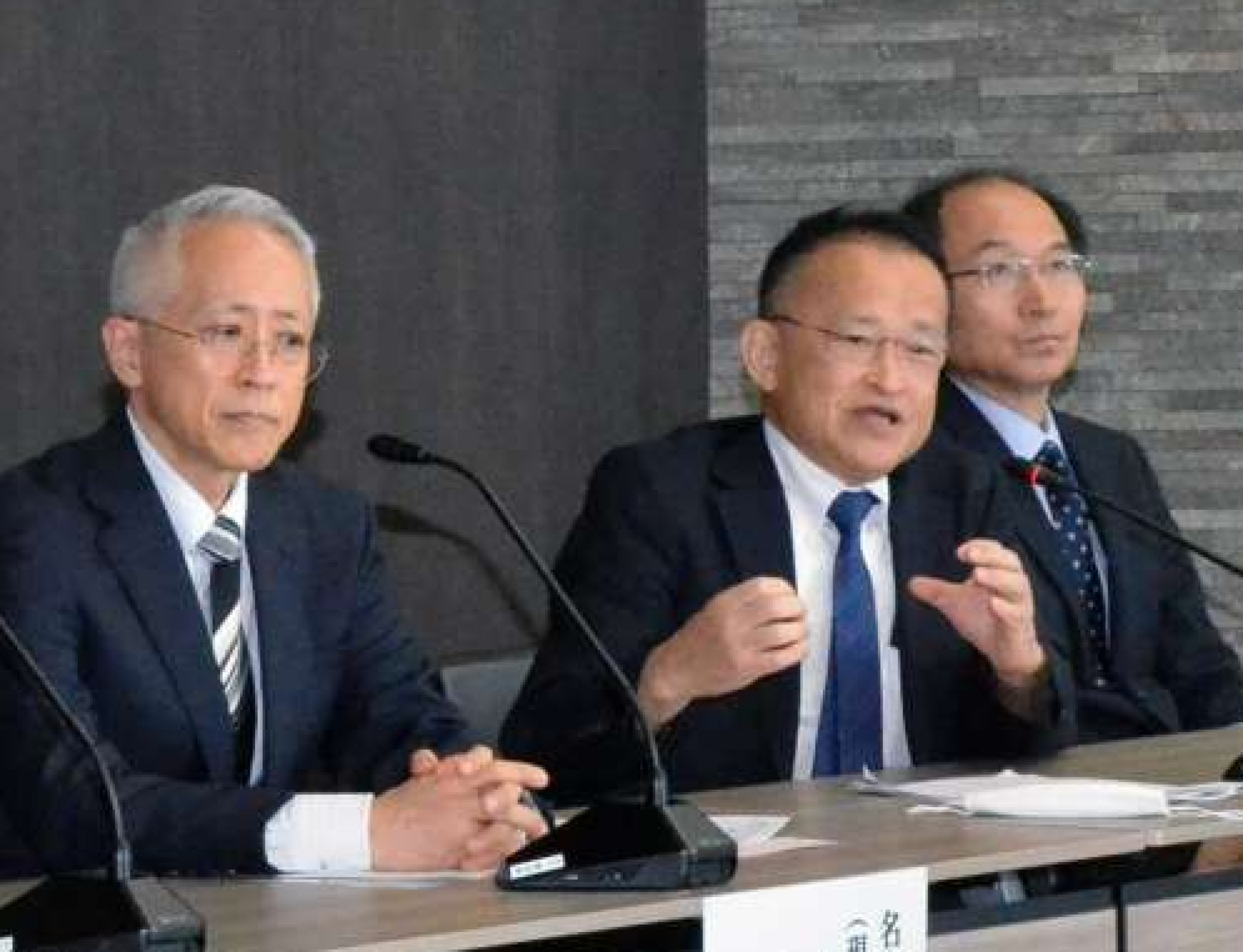 会見する鹿児島大学の石塚賢治教授（右から２人目）ら研究メンバー＝６日、鹿児島市の鹿児島大学病院