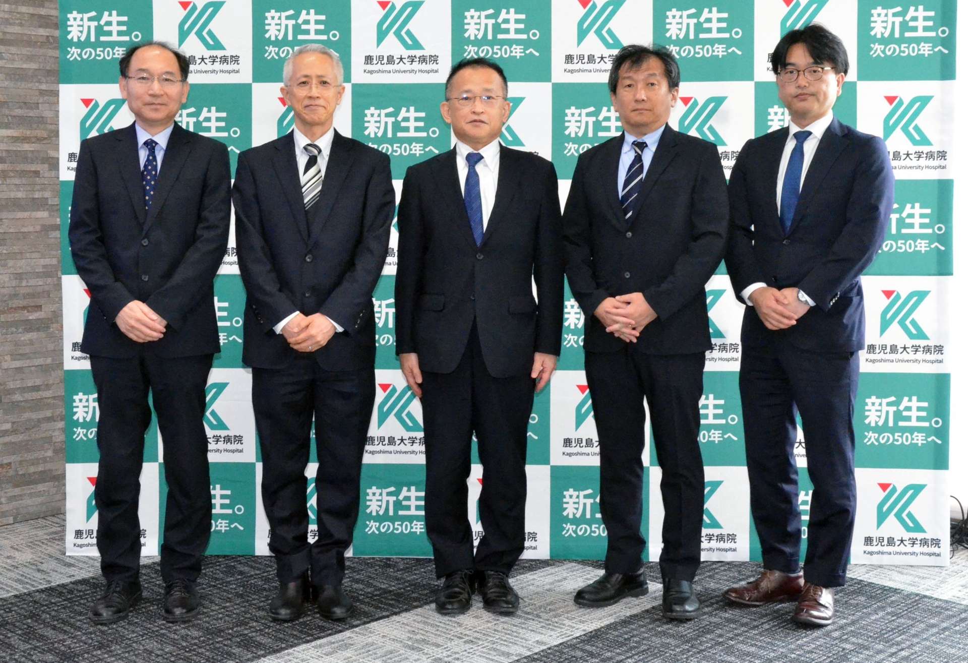 ＡＴＬの新たな治療を確立した研究グループのメンバー＝６日、鹿児島市の鹿児島大学病院