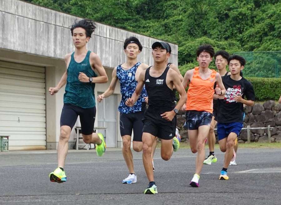 ５００メートル走をこなすチームメンバー＝薩摩川内市総合運動公園（川薩チーム提供）