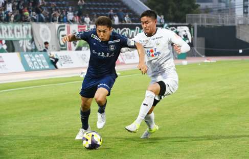 前半、ドリブルで攻め上がる鹿児島Ｕの河村＝鹿児島市の白波スタジアム