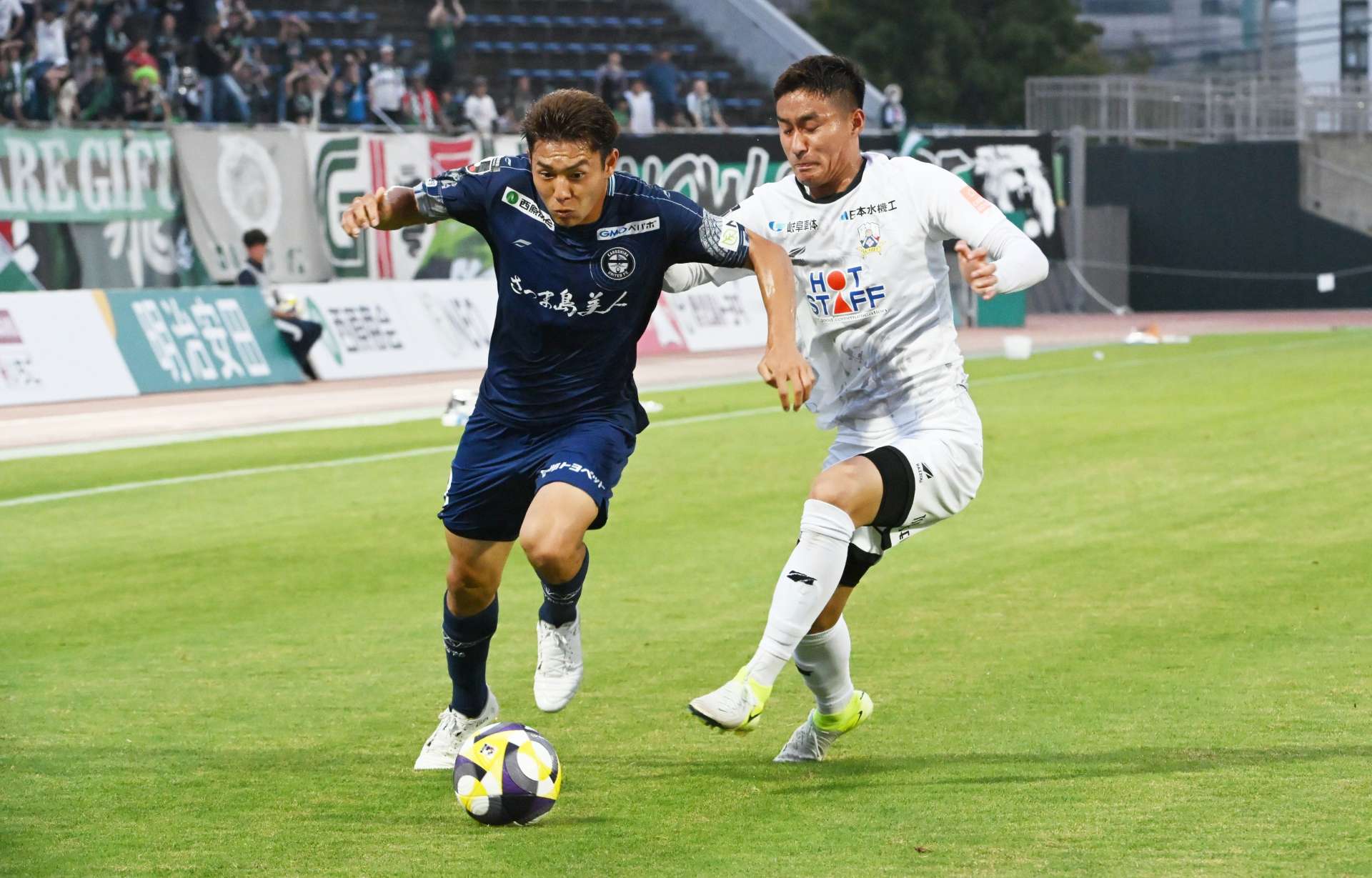 前半、ドリブルで攻め上がる鹿児島Ｕの河村＝鹿児島市の白波スタジアム