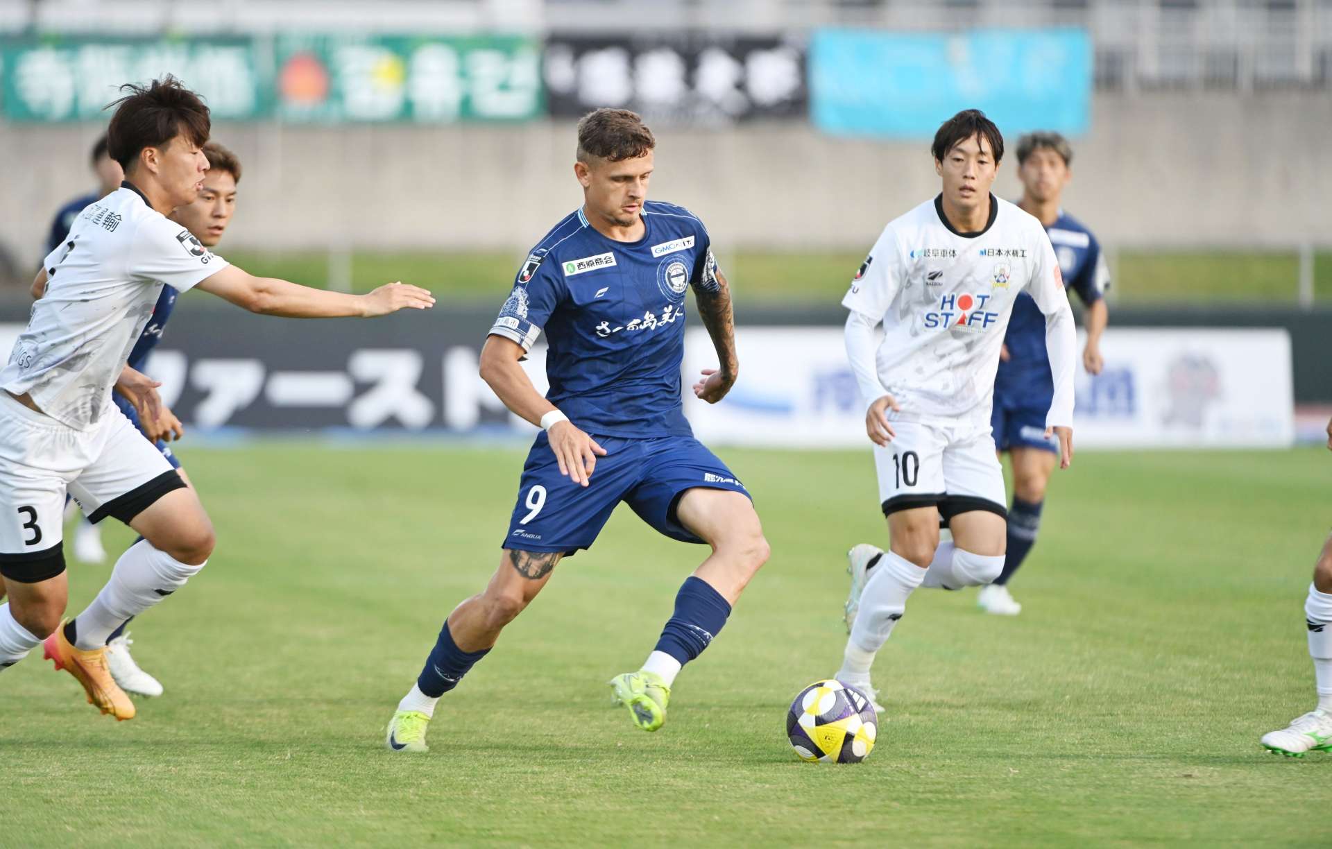 前半、ドリブルで攻め上がる鹿児島Ｕのアンジェロッティ＝鹿児島市の白波スタジアム