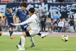 前半、鹿児島Ｕの山口がシュートを決める＝白波スタジアム