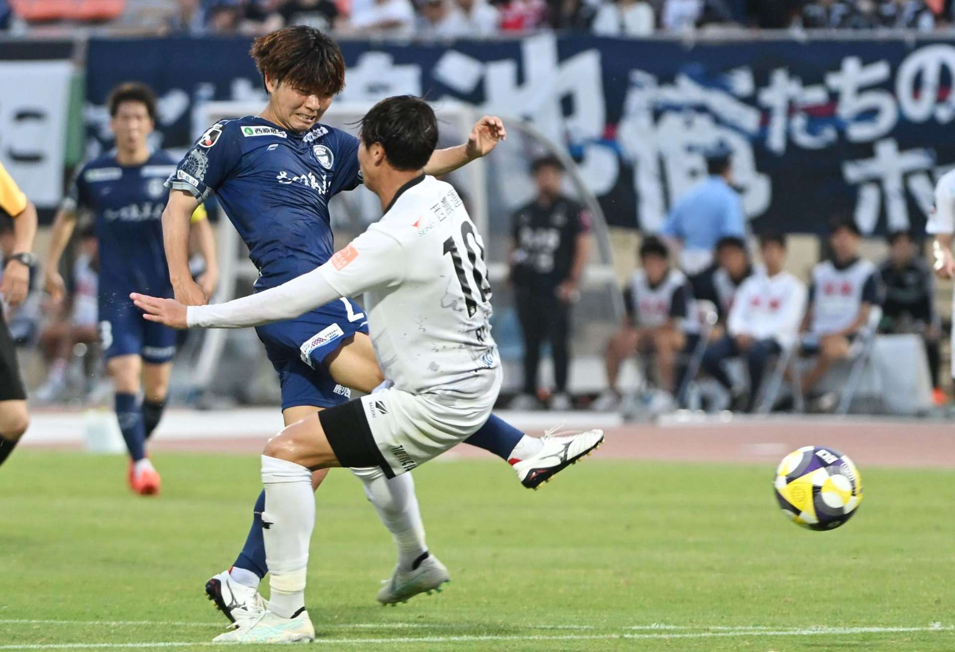 前半、鹿児島Ｕの山口がシュートを決める＝白波スタジアム