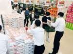 備蓄米を買い求める客ら＝８日、鹿児島市のサンキュー新栄店